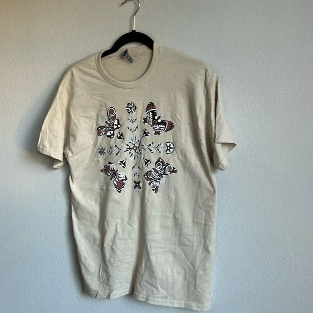 Gildan Sz M nWOT cotton T shirt butterfly print